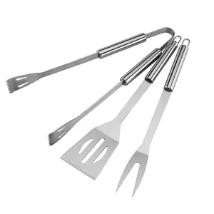 Dettaglio del set di 4 utensili da barbecue in acciaio inox con spatola e forchetta