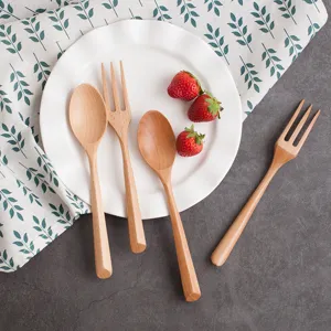 Detailansicht des Bestecksets aus Buchenholz, Gabel und Löffel, natürliche Holzmaserung.