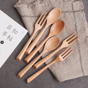 Holzgabel und Löffel Set Detailansicht, japanischer Stil Buchenholz Geschirr Flat Lay Fotografie.