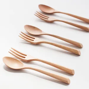 Kreatives Buchenholz Gabel und Löffel Set Detail, japanischer Stil Holzgeschirr für Küche.