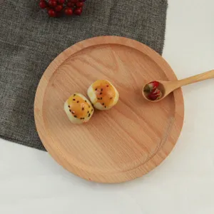 Primer plano de una bandeja redonda de madera de haya con dulces