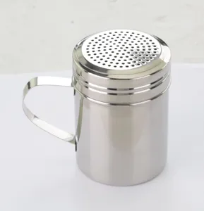 Vista dettagliata del coperchio perforato di questo spargispezie in acciaio inox.