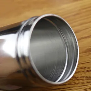 Primo piano della filettatura di un portaspezie in acciaio inox per ricariche facili.