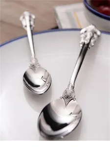 Primer plano macro de cucharas de acero inoxidable vintage con exquisitos grabados en relieve