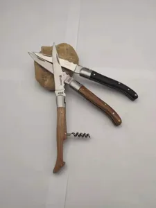 Detailweergave van vouwmessen in Laguiole-stijl met houten handvatten en kurkentrekker