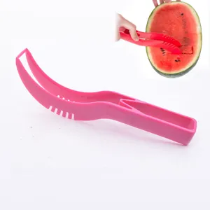 Detailansicht eines rosa Wassermelonenschneiders aus Kunststoff im Einsatz