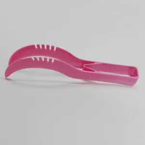 Detail des ergonomischen rosa Wassermelonen-Schneiders aus Kunststoff mit Klingen