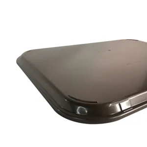 Robuster dunkelbrauner rechteckiger Catering-Tablett aus Kunststoff mit rutschfestem Boden.