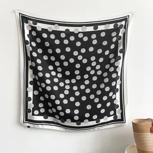 Elegantes 90x90cm Seidenquadrattuch mit schwarz-weißem Rosenmuster für modebewusste Damen