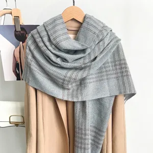 Gros plan sur une écharpe vintage à carreaux gris en imitation cachemire avec franges