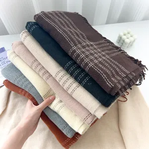 Pile d'écharpes douillettes en imitation cachemire de diverses couleurs avec franges élégantes