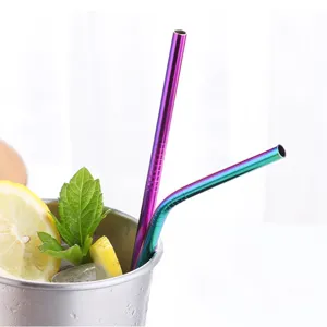 Detalle de pajita de acero inoxidable, pajita metalica arcoiris con titanio para bebidas