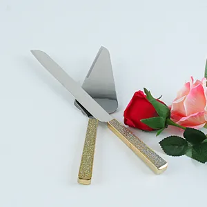 Juego de cuchillo y pala para tarta de lujo con mangos de cristal brillante.