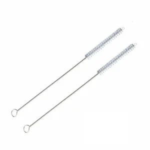 Cepillo de limpieza para pajitas de acero inoxidable, detalle varilla metálica larga con asa de anillo.
