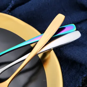 Elegante roestvrijstalen fruitvorkjes in goud, zilver en regenboogkleuren voor het dessert