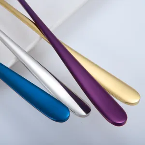 Conjunto de cucharas coloridas de acero inoxidable con mango largo para café y postre.