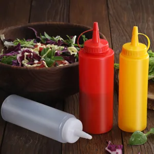 Vue détaillée des bouteilles souples en plastique pour vinaigrettes et sauces