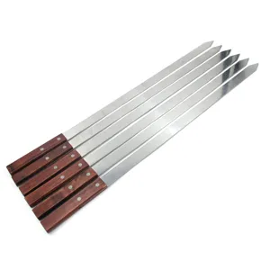 Detailansicht von 60cm Edelstahl-Grillspießen mit ergonomischen Holzgriffen.