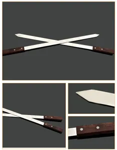 Nahaufnahme Details von 60cm extra langen flachen Edelstahl-Grillspießen mit Holzgriff
