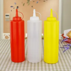 Vue détaillée de trois bouteilles à sauce en plastique en rouge, blanc et jaune.