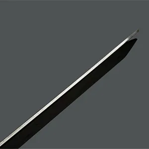 Nahaufnahme der flachen Klinge eines 60 cm langen Grillspießes aus Edelstahl