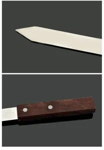 Detailansicht der spitzen Edelstahl-Grillspießspitze und des dunklen Holzgriffs für BBQ