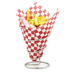 Primo piano dettagliato di carta oleata a scacchi rossi e bianchi con patatine fritte croccanti
