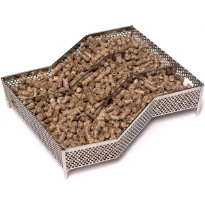 Primer plano de un generador de humo frío de acero inoxidable lleno de pellets madera