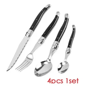 Detailansicht eines 4-teiligen Bestecksets aus Edelstahl mit schwarzen Griffen