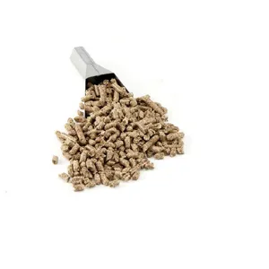 Pellets de madera de manzana de 8 mm para ahumar y asar en una pala metal.