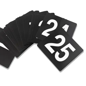 Langlebige schwarze Tischnummern 24 und 25 aus Kunststoff in einer gefächerten Anordnung