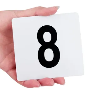 Detailaufnahme einer weißen Tischnummer aus Kunststoff mit der schwarzen Nummer 8