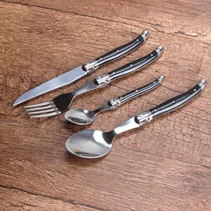 Detailansicht eines 4-teiligen Edelstahl-Bestecksets mit schwarzen Laguiole-Griffen