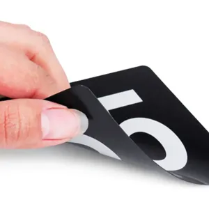 Nahaufnahme der flexiblen schwarzen Tischkarte aus Kunststoff mit Nummer 10