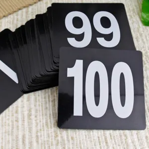Set von 1-100 schwarzen Kunststoff-Tischnummern mit weißen Zahlen für Restaurants