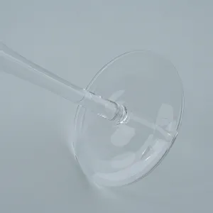 Dettaglio macro della base robusta e dello stelo sottile di un calice in vetro trasparente