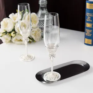 Détail des flûtes à champagne de mariage avec nœuds en cristal et perles