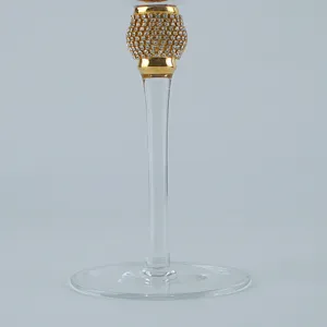 Dettaglio di calice da martini vintage con stelo dorato impreziosito da strass eleganti