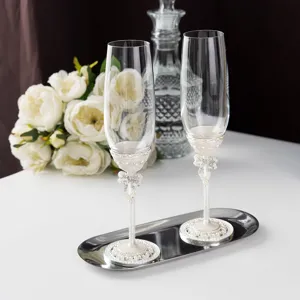 Gros plan de flûtes à champagne de mariage avec décoration de nœud en perles