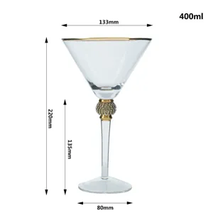 Dettaglio bicchiere da martini con bordo dorato, stelo in strass e capacità 400ml