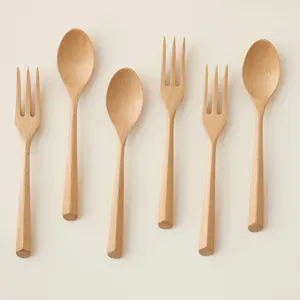 Holzbesteck Detail zeigt feine Buchenholzmaserung, glatt polierte Löffel und Gabel für Küche.