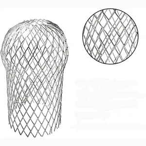 Gros plan sur le treillis en aluminium d'un filtre de protection pour gouttières
