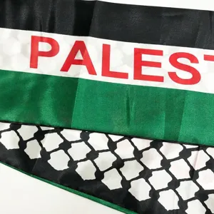 Primer plano de bufanda con bandera de Palestina en satén y texto rojo PALESTINE.