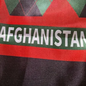 Gros plan détaillé de l'écharpe sur le thème de l'Afghanistan aux couleurs vives.