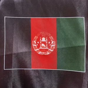 Gros plan détaillé du drapeau afghan imprimé sur un tissu de foulard en satin polyester