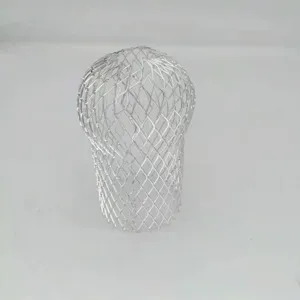 Détail de la protection de gouttière en maille d'aluminium argentée pour filtre de drainage
