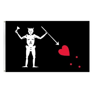 Detailansicht der historischen Blackbeard Piratenflagge mit Skelett und rotem Herz Motiv