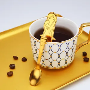 Cuillère sirène en acier inoxydable doré suspendue pour remuer café et thé en mug