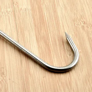 Gancho de carne de acero inoxidable de 8 mm con punta afilada sobre fondo de madera.