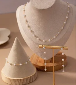 Elegante set di gioielli di perle in tre pezzi con collana, bracciale e orecchini